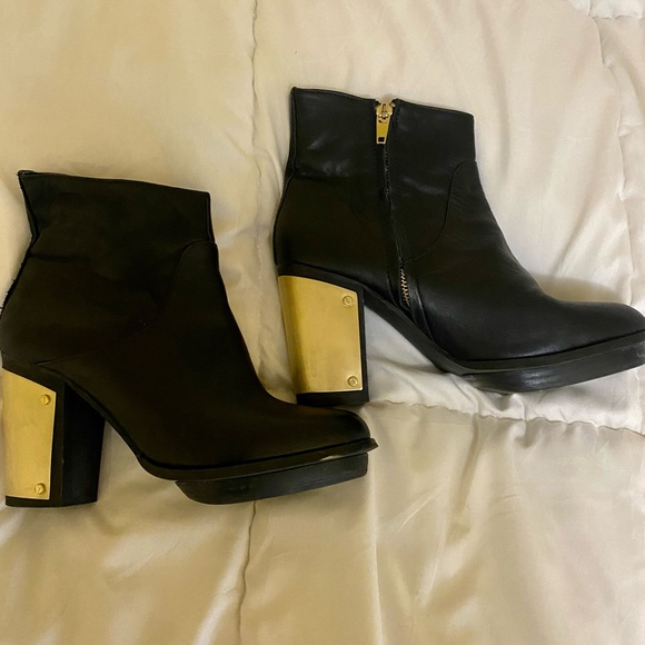 Steve Madden Flight Black Leather Gold-Plated Ankle Booties 3.75 Inch Heel - Picture 4 of 5